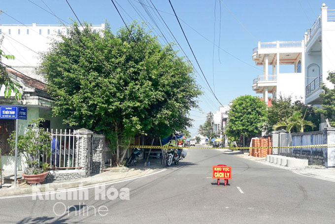Phát hiện 1 ca nghi nhiễm Covid-19, Vạn Ninh phong tỏa tạm thời một tuyến đường