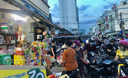 Các cửa hàng tạp hóa tại chợ Xóm Mới đông người mua chiều 3-7.