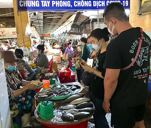 Người dân mua cá tại chợ xóm Mới