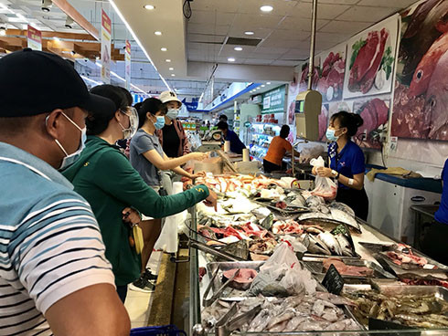 Rất đông người dân mua cá tại siêu thị Co.opmart Nha Trang
