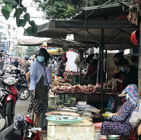 Người dân mua hàng tại chợ Phước Hải sáng 5-7