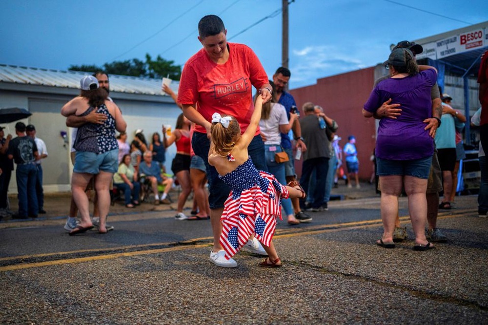 Bé Addilynn Waller (4 tuổi) nhảu cùng dì Jacie Conley trong buổi tiệc Cajun, diễn ra tại bang Louisiana, ngày 3/7. (Ảnh: Reuters)
