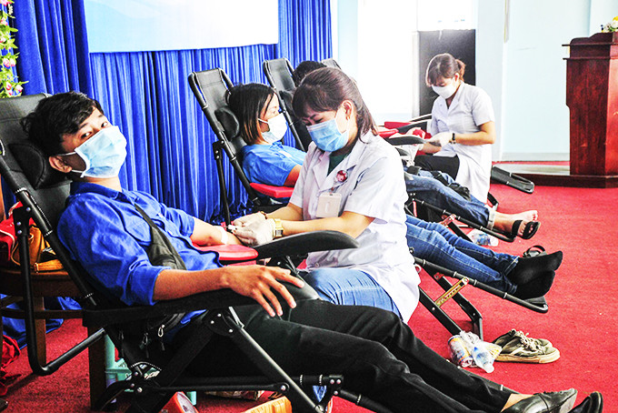 Thanh niên tham gia hiến máu tình nguyện.