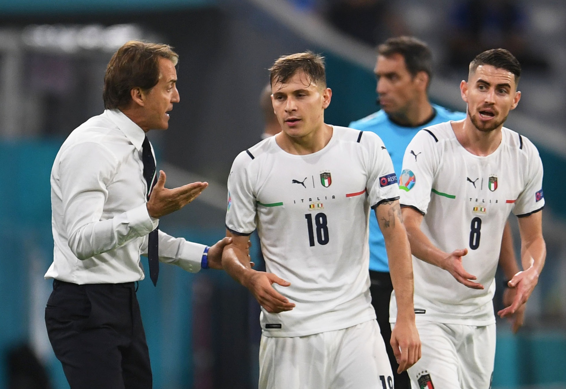 HLV Roberto Mancini cần hàng tiền vệ đội tuyển Ý chơi đúng sức trong trận đấu với Tây Ban Nha