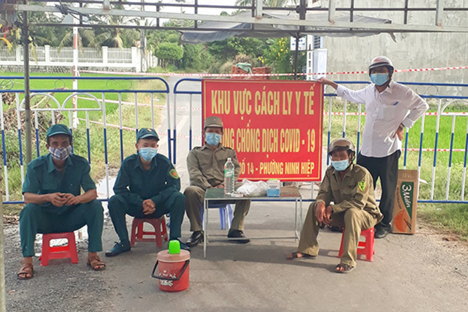 Lực lượng chức năng chốt trực tại một điểm cách li y tế trên địa bàn phường Ninh Hiệp