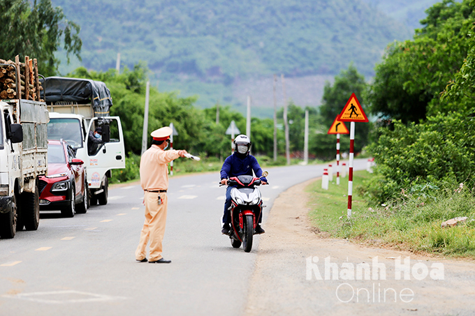 Lực lượng chức năng kiểm soát phương tiện giao thông từ ngoài tỉnh vào địa phận Khánh Hòa tại xã Ninh Tây.