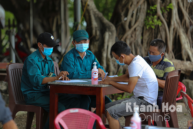 Hướng dẫn các chủ phương tiên khai báo y tế tại chốt Ninh Tây, thị xã Ninh Hòa.