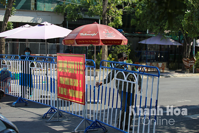 Khu vực Tổ dân phố 1, phường Ninh Hiệp bị phong tỏa tạm thời sau khi phát hiện ca nghi nhiễm.