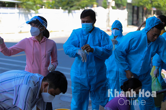 Lực lượng Trung tâm y tế thị xã Ninh Hòa chuẩn bị đồ bảo hộ, dụng cụ trước khi tiến hành lấy mẫu xét nghiệm.