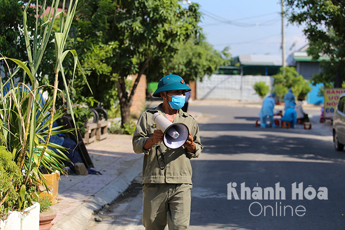 Lực lượng Dân quân tự vệ thông báo cho các hộ dân Tổ dân phố 1, phường Ninh Hiệp ra lấy mẫu xét nghiệm.
