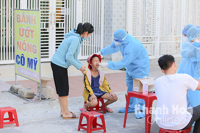 Lấy mẫu xét nghiệm cho người dân tại Tổ dân phố 1, phường Ninh Hiệp.