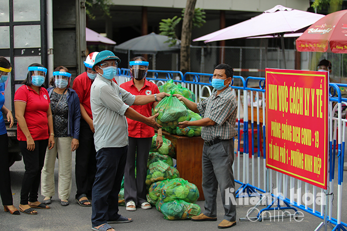Hội Chữ thập đỏ thị xã Ninh Hòa tiếp tế nhu yếu phẩm do các mạnh thường quân hỗ trợ cho người dân vùng phong tỏa.