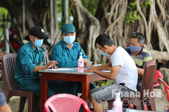 Lực lượng liên ngành lấy khai báo y tế tại chốt kiểm soát y tế xã Ninh Tây, thị xã Ninh Hòa. (Ảnh: Phúc Hiếu)