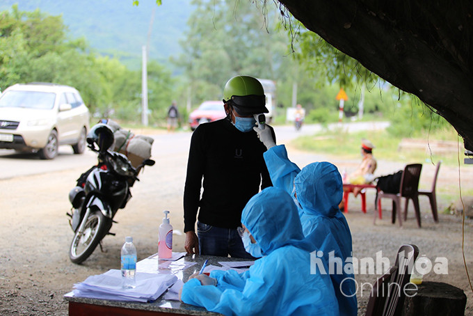 Kể cả người đi xe máy từ ngoài tỉnh vào Khánh Hòa cũng phải thực hiện các biện pháp điều tra dịch tễ tại chốt kiểm soát Ninh Hòa. (Ảnh: Phúc Hiếu)