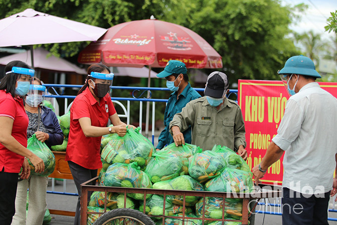 Hội Chữ thập đỏ thị xã Ninh Hòa tiếp tế nhu yếu phẩm cho các hộ dân trong khu vực phong tỏa Tổ dân phố 1, phường Ninh Hiệp. (Ảnh: Phúc Hiếu)
