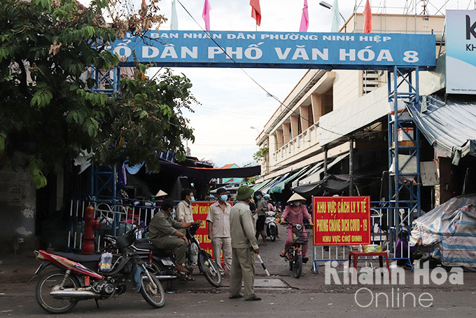 Khu vực vào chợ Dinh (phường Ninh Hiệp) được lập chốt kiểm soát.