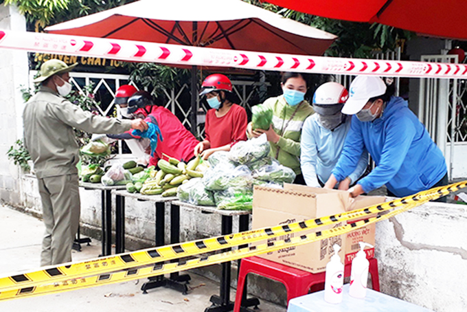 Vạn Ninh: Hỗ trợ người dân trong khu phong tỏa