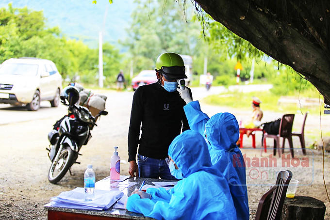Kể cả người đi xe máy từ ngoài tỉnh vào Khánh Hòa cũng phải thực hiện các biện pháp điều tra dịch tễ  tại chốt kiểm soát Ninh Hòa. Ảnh: Phúc Hiếu