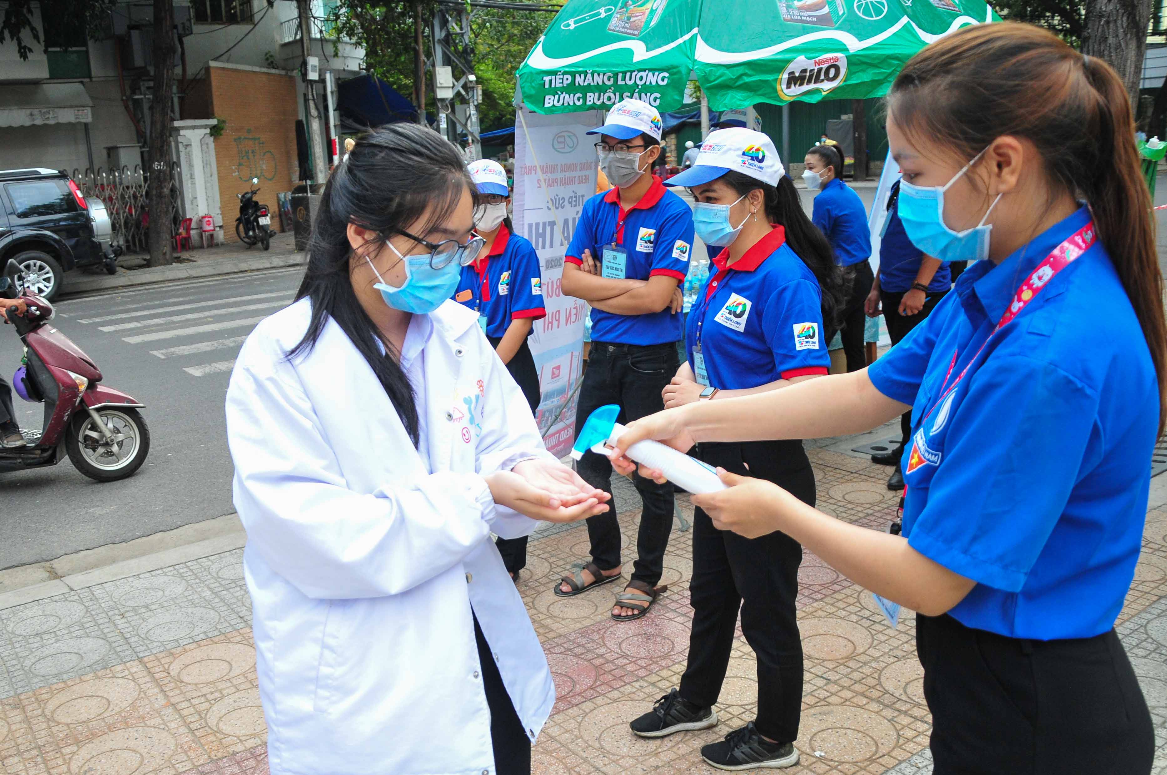 Công tác tiếp sức mùa thi tại điểm thi Trường THPT Lý Tự Trọng (TP. Nha Trang)