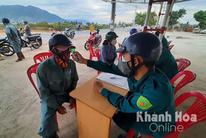 Checking body temperature of people in Ninh Thuy Ward on July 6 afternoon (Photo: Thai Thinh)