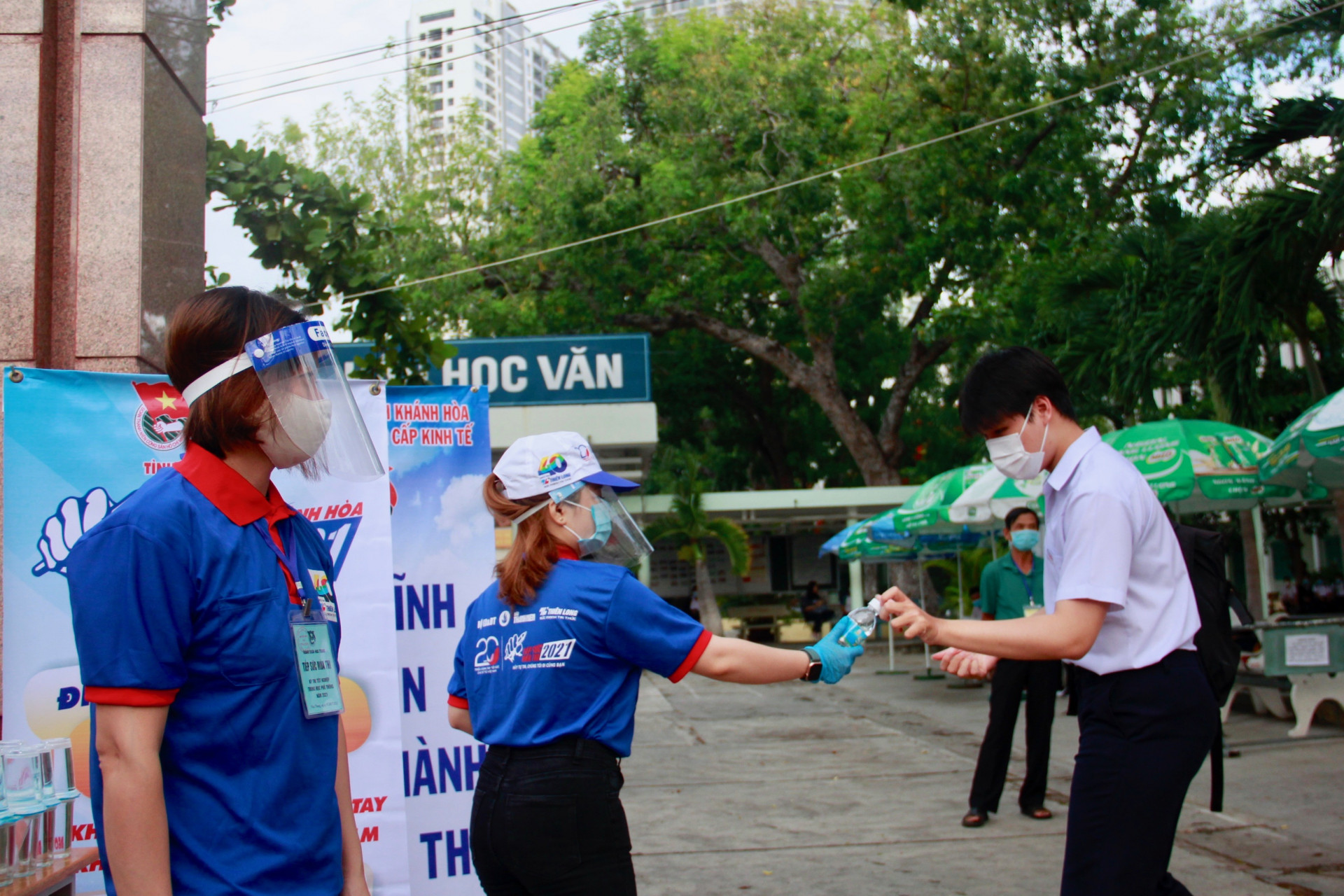 Tình nguyện viên của các cơ sở đoàn, hội sinh viên hỗ trợ nước uống cho thí sinh dự thi