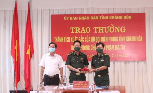 Ông Nguyễn Tấn Tuân trao thưởng cho BĐBP tỉnh.