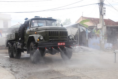 Tổ công tác phun thuốc khử khuẩn tại thị xã Ninh Hòa.
