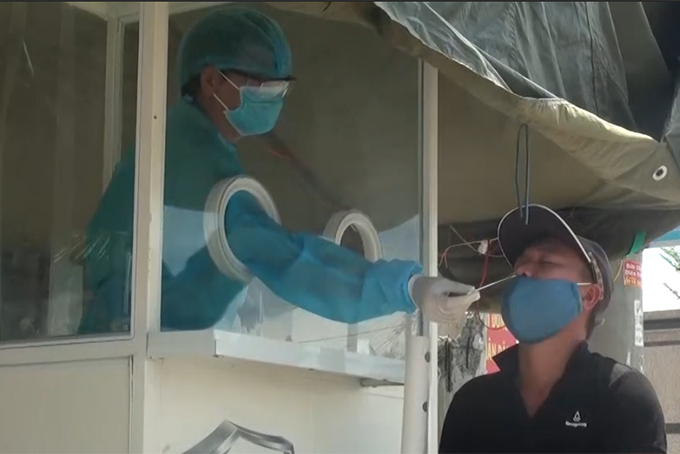 VIDEO: Xét nghiệm nhanh kháng nguyên SARS-CoV-2 tại chốt kiểm soát