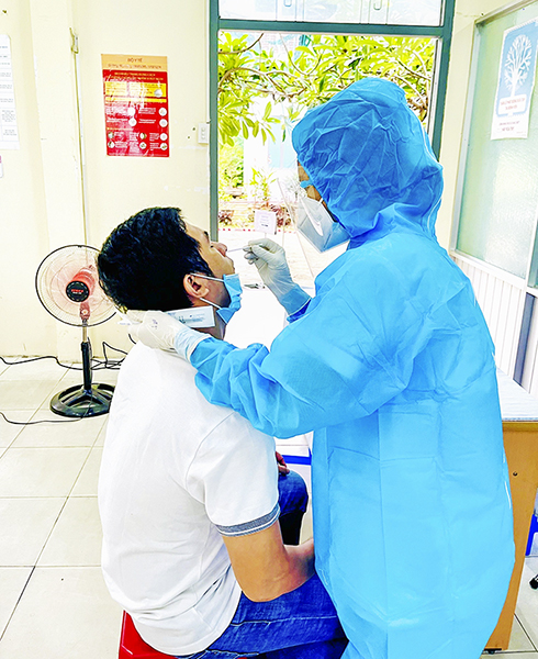 Nhân viên Bệnh viện 22-12 lấy mẫu test nhanh để tầm soát  các ca nghi nhiễm Covid-19. Ảnh: Thảo Ly
