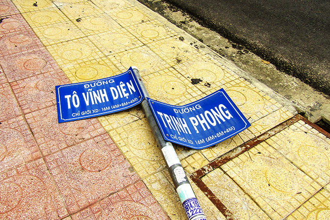 Cần dựng lại trụ biển tên đường