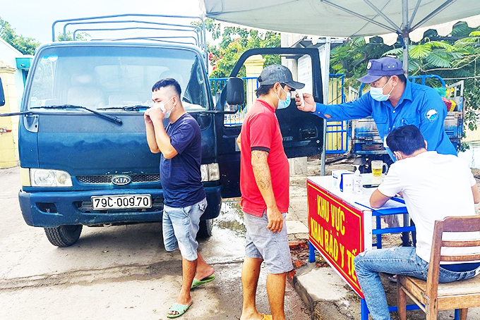 Đo thân nhiệt, khai báo y tế đối với người trên các phương tiện  trước khi vào cảng cá Đá Bạc.