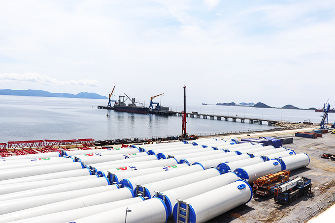 Hoạt động xếp dỡ hàng hóa  tại Cảng tổng hợp Nam Vân Phong.