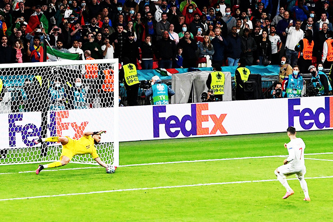 Cú sút luân lưu của Morata bị thủ môn Donnarumma của Ý chặn đứng.