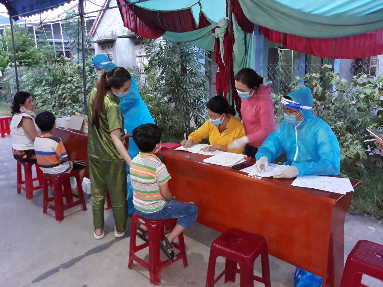 Diên Khánh: Xét nghiệm hơn 20 tiểu thương liên quan ca dương tính