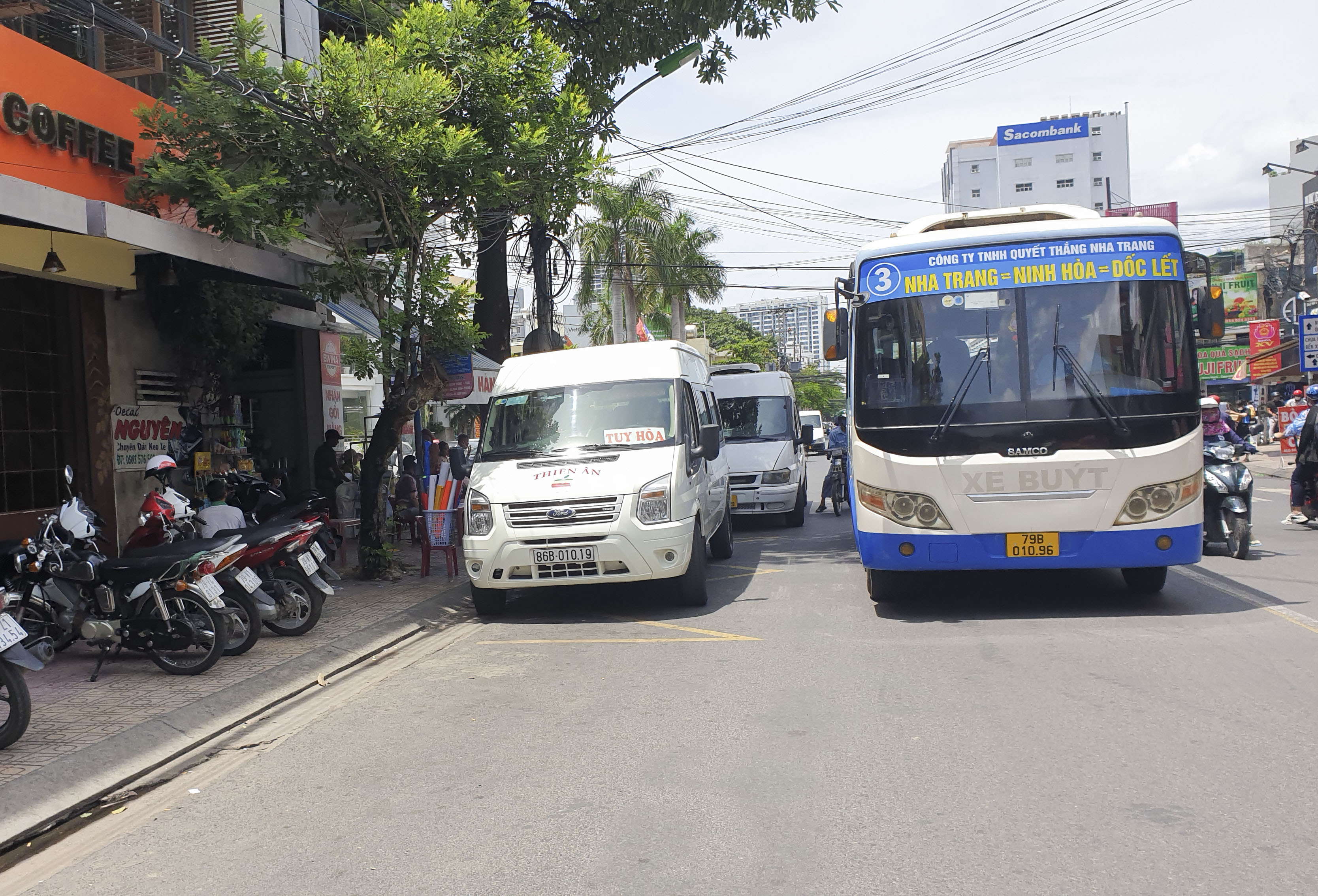 Xe buýt và các xe tuyến cố định, xe hợp đồng, du lịch tạm dừng đi từ các địa phương đến Ninh Hòa, Vạn Ninh và ngược lại.