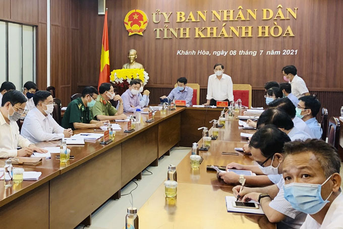 Chủ tịch UBND tỉnh Nguyễn Tấn Tuân chỉ đạo tại cuộc họp.
