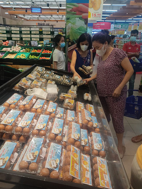 Nha Trang: Các siêu thị đông người mua trước giờ giãn cách xã hội theo Chỉ thị 16