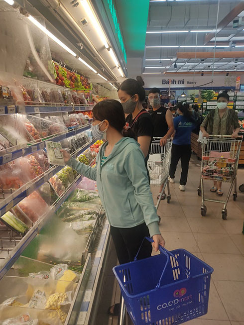 17 giờ 30 lượng người mua hàng tại siêu thị Co.opmat Trang vẫn bình thương