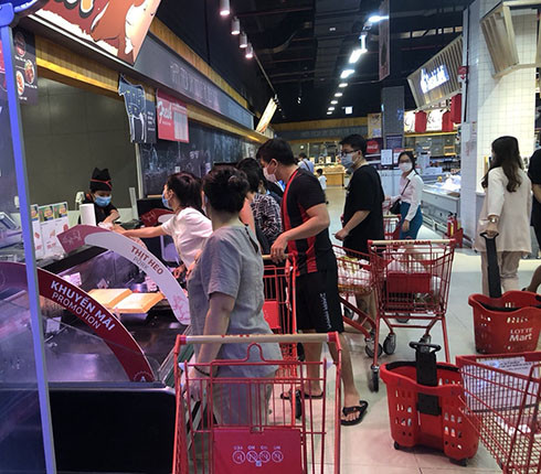 Từ 18 giờ 20, khách hàng bắt đầu tới siêu thị rất đông.