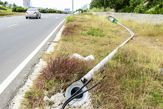 Cần dựng lại trụ đèn chiếu sáng