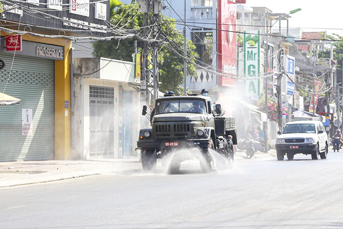 Vùng 4 Hải quân tổ chức  phun thuốc khử khuẩn  trên địa bàn TP. Nha Trang.