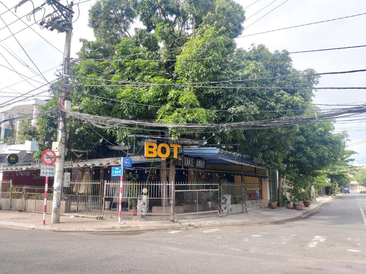 Nhiều quán cà phê tở phường Phước Long đã đóng cửa ngay trong buổi sáng 9-7.