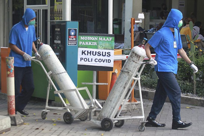 Nhân viên y tế chuyển bình chứa oxy tại Bệnh viện Sardjito tại Indonesia. (Ảnh: AP)