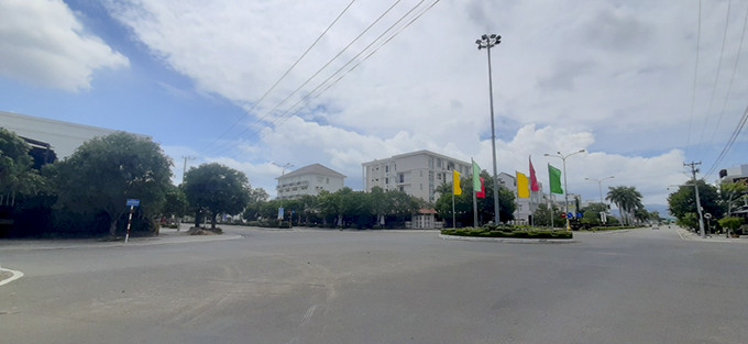 Tuyến phố chính ngay trung tâm thị xã Ninh Hòa vắng vẻ.
