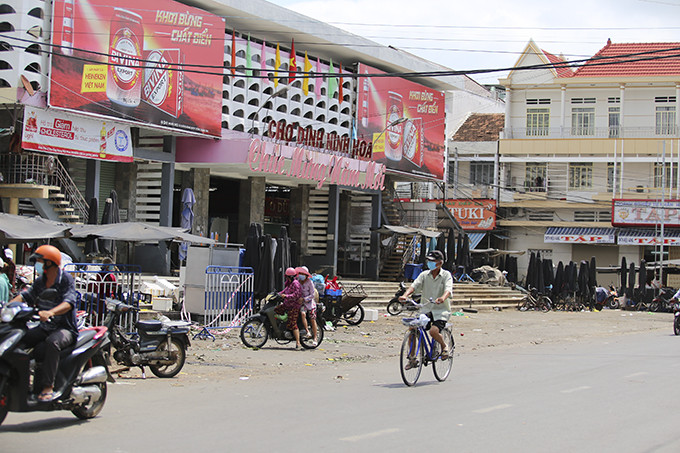 Khu vực trước chợ Dinh cũ Ninh Hòa đã không còn các quầy bán vỉa hè.