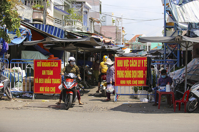 Cổng vào khu buôn bán chợ Dinh được kiểm soát y tế chặt chẽ.