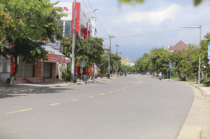Các tuyến đường phường Ninh Hiệp cửa hàng đóng cửa nghỉ vắng vẻ người đi.