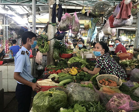 Lực lượng quản lý thị trường nắm tình hình mặt hàng rau xanh tại chợ Phước Thái