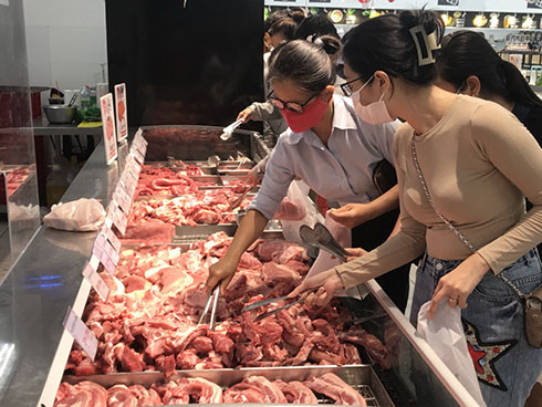 Hàng thịt luôn thu hút nhiều khách mua