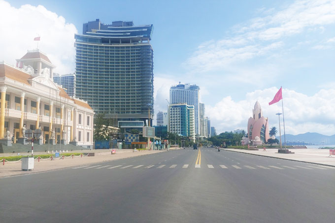 Tran Phu Street was mostly deserted